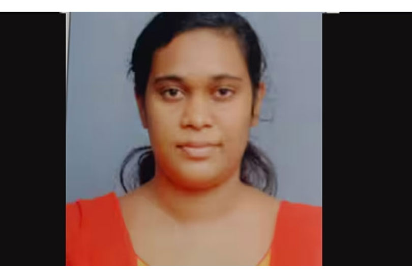 ആലപ്പുഴ അരൂരിൽ പാമ്പുകടിയേറ്റ് ചികിത്സയിലായിരുന്ന യുവതി മരിച്ചു. 